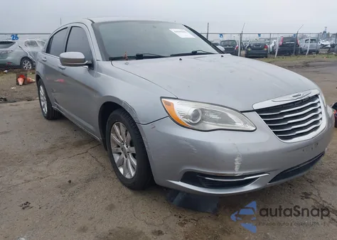 2014 Chrysler 200 Touring z USA, uszkodzony, nr VIN 1C3CCBBG9EN114832